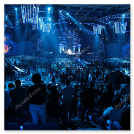 Actuación en premiación con luces y escenario