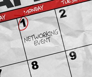 Ponentes en escenario durante conferencia