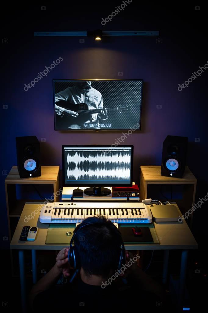 Productora de TV compartiendo insights en panel