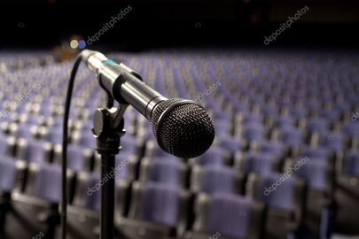 Ponentes y público en foro de conferencia