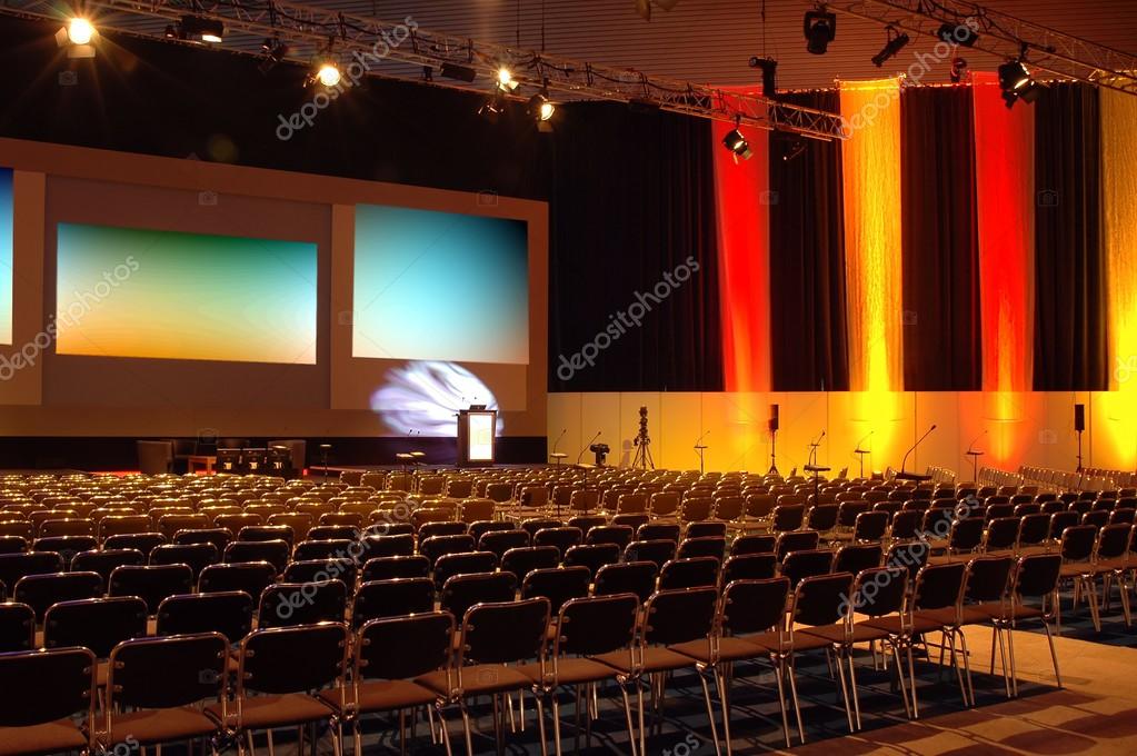 Conferencia con escenario y audiencia