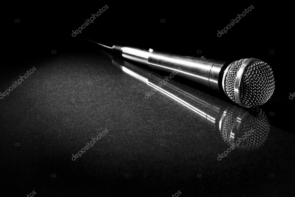 Banda musical en entrevista con instrumentos